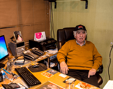 Juan Vásquez Farías, fundador de Parabrisas American Glass, en su oficina